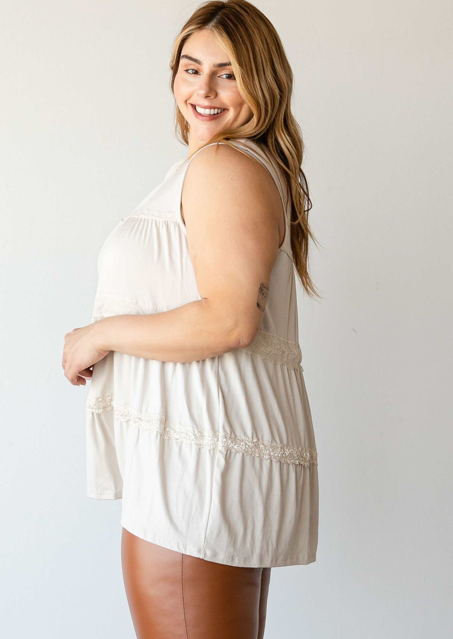 HI Curvy  Plus Size Women Sleeveless Lace Top